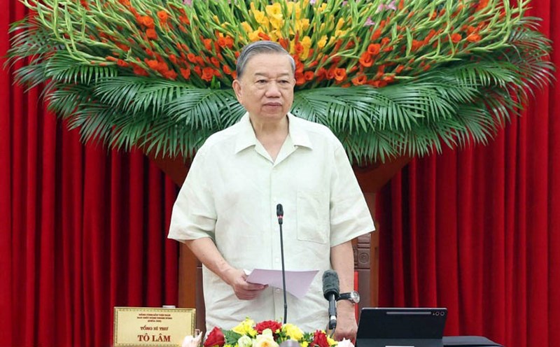 General Secretary To Lam requested that anyone who is caught up in temporary thinking, holding to local interests without amending them must promptly replace them. Photo: VNA