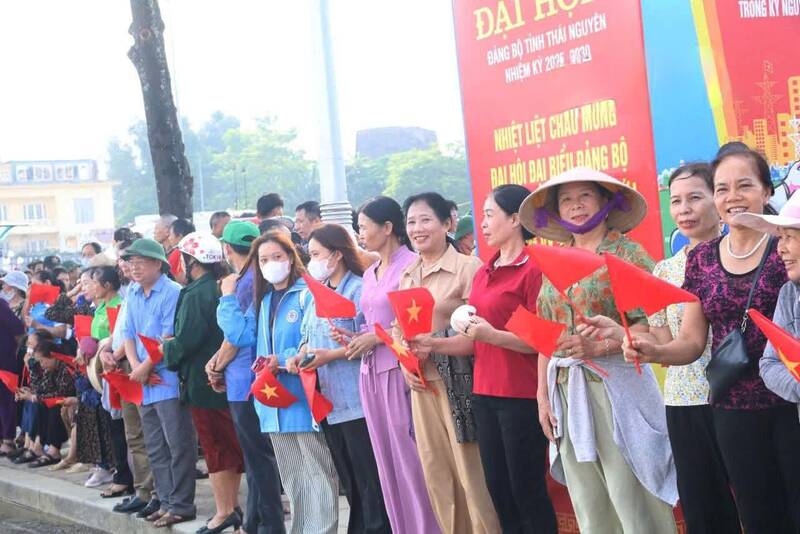 Nguoi dan chia tay cac luc luong tham gia khac phuc hau qua mua lu. Anh: Thai Nguyen GOP