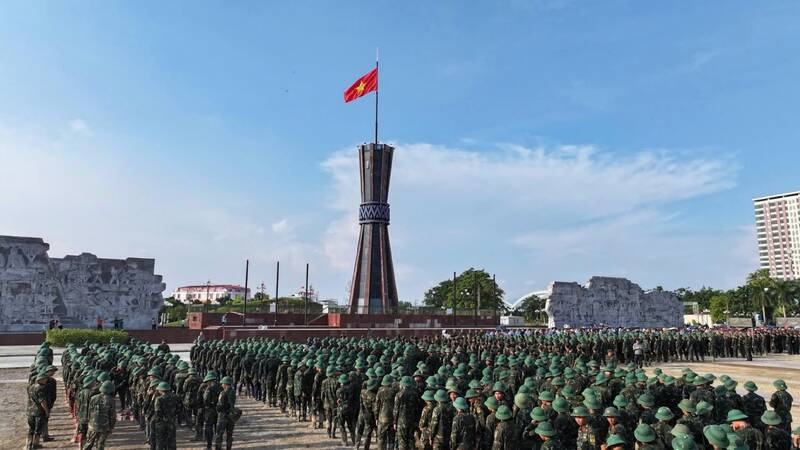 Chia tay cac luc luong vu trang tham gia cuu ho, cuu nan tai Thai Nguyen. Anh: Thai Nguyen GOP