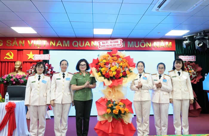 Thieu tuong Ngo Hoai Thu tang hoa chuc mung Dai hoi dai bieu Phu nu lan thu VI, nhiem ky 2025-2030. Anh: Song Han