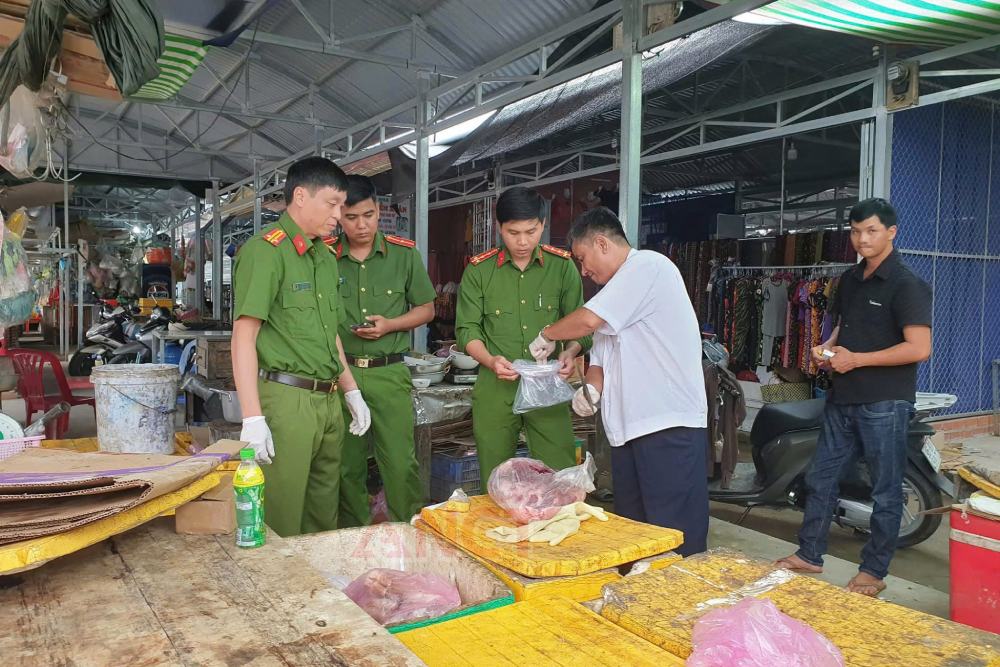Doan kiem tra lay mau giam dinh tai sap thit heo cua ba C. Anh: Cong an Can Tho