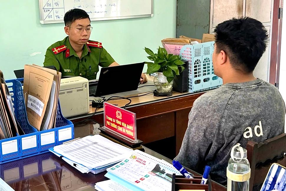 Đào N. tại Công an phường Bồng Sơn (Gia Lai). Ảnh: Hoài Phương