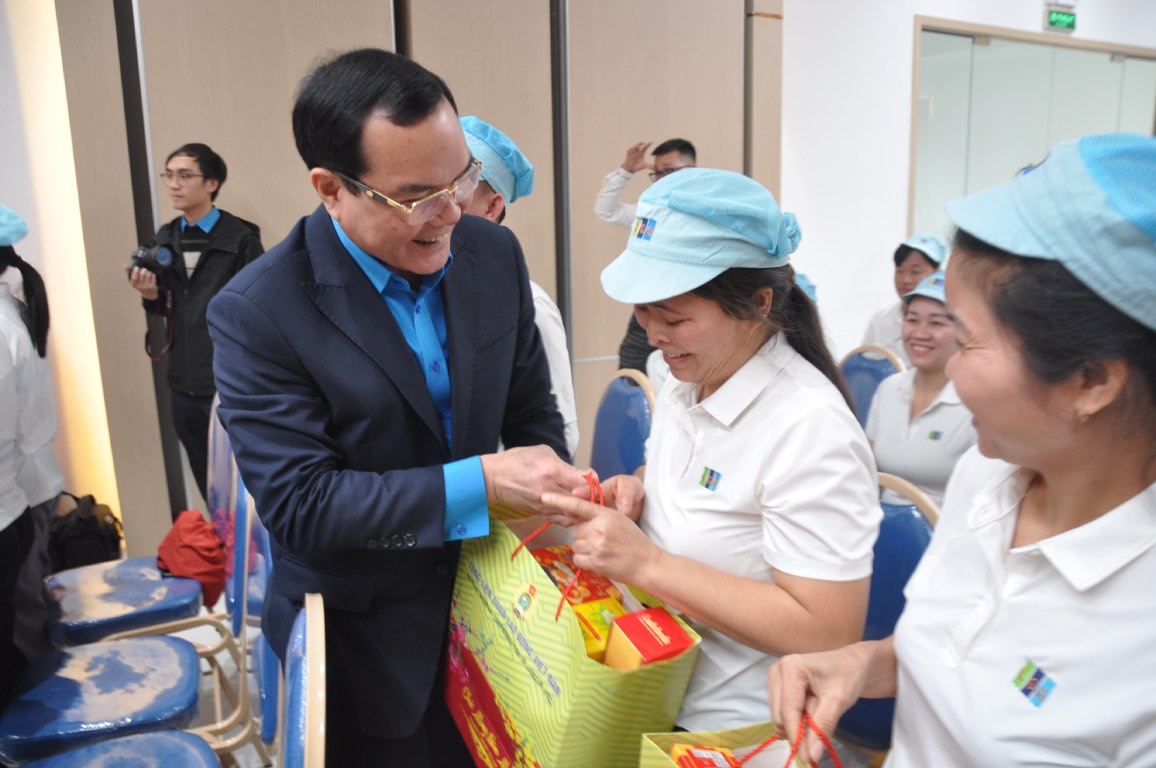 Mr. Nguyen Dinh Khang - Member of the Party Central Committee, President of the Vietnam General Confederation of Labor presented gifts to workers in Bac Giang (old) on the occasion of the Lunar New Year 2025. Photo: Bao Han