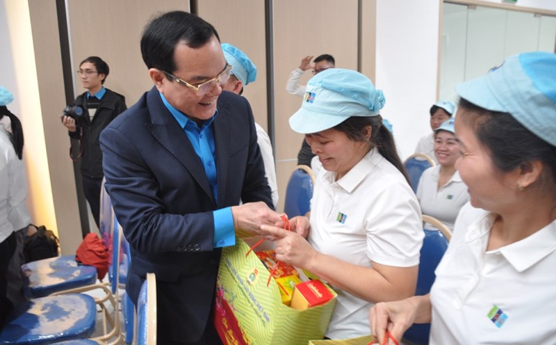 Mr. Nguyen Dinh Khang - Member of the Party Central Committee, President of the Vietnam General Confederation of Labor presented gifts to workers in Bac Giang (old) on the occasion of the Lunar New Year 2025. Photo: Bao Han