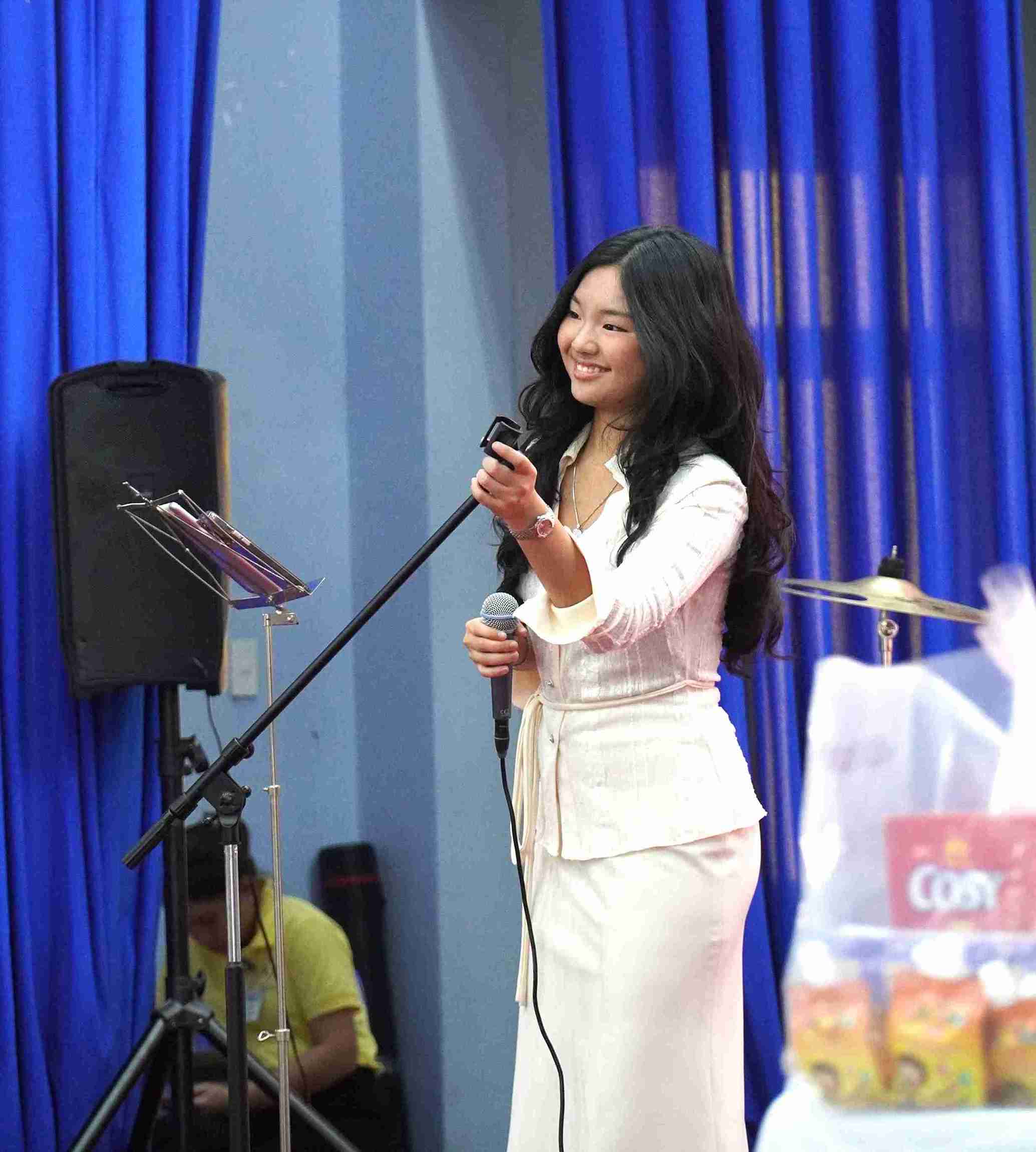 Em Pham Vo Anh Thu da hat mot so ca khuc phuc vu benh nhan con kho khan o Khanh Hoa. Anh: Huu Long