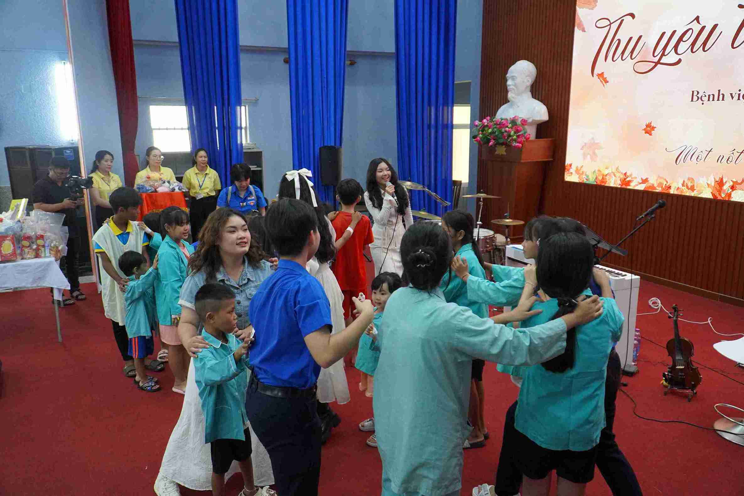 Nhom hoc sinh lop 12 o khu vuc Nha Trang da mang am nhac va niem vui den voi Benh vien Da khoa Khanh Hoa.