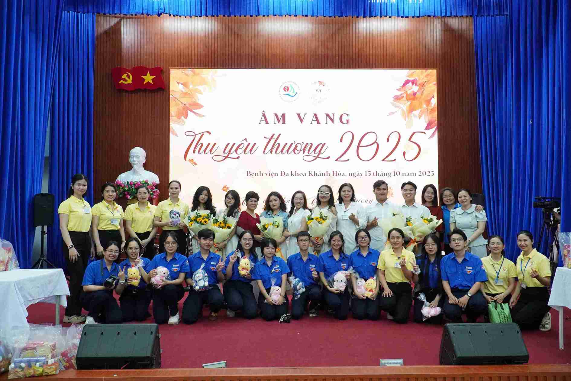 Un grupo de estudiantes de 12o grado en la zona de Nha Trang trajo musica a pacientes en el Hospital General de Khanh Hoa. Foto: Huu Long