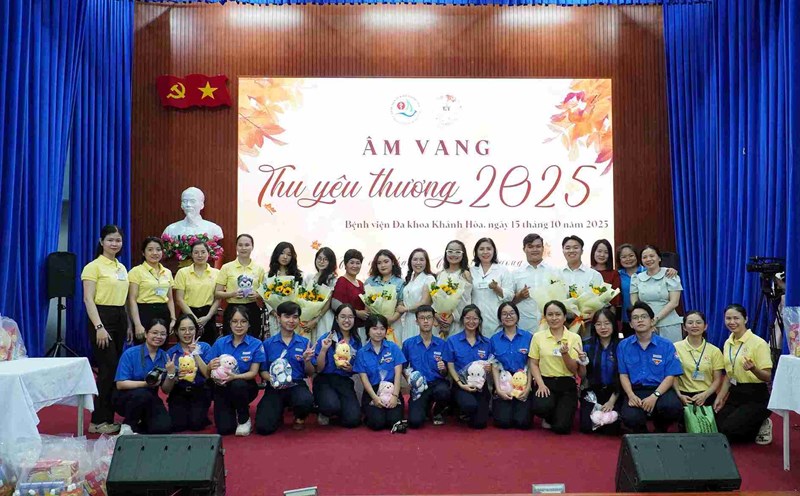 A group of 12th grade students in Nha Trang area brought music to patients at Khanh Hoa General Hospital. Photo: Huu Long