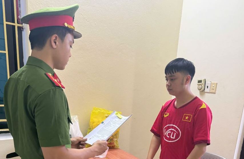 La Agencia de Investigacion Policial de la Policia Provincial de Hung Yen ejecuta la Decision de procesamiento del acusado la Orden de arresto del acusado para detencion preventiva contra Tran Trung Hieu. Foto: Policia de Hung Yen