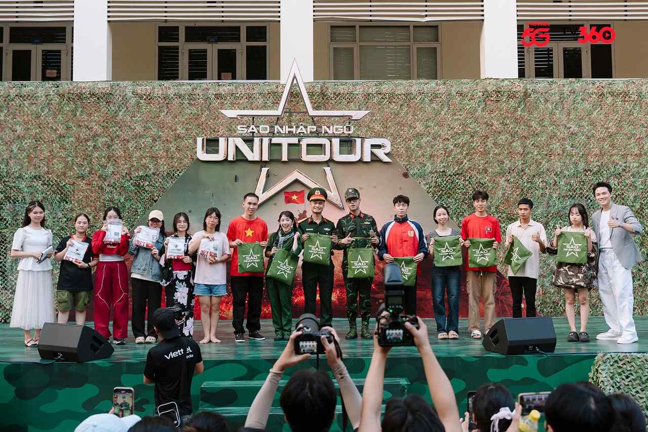 예술가들이 관객과 교류하고 있습니다. 사진: Viettel