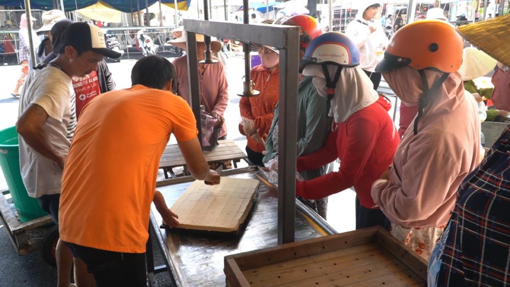 Trai tau hu hoat dong het cong suat phuc vu cho ba con den le hoi. Anh: Nguyen Anh