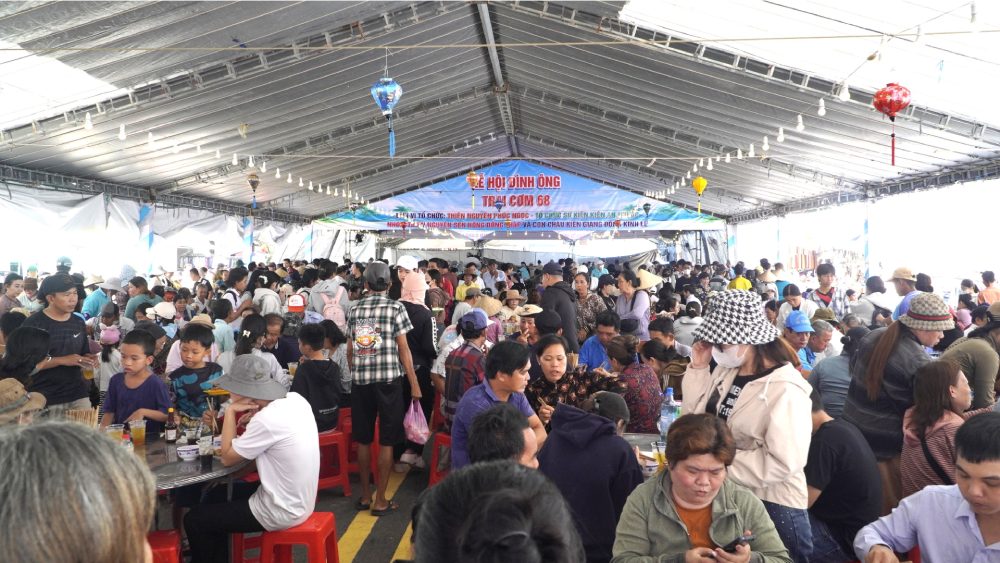 Nguoi dan duoc dai an uong hoan toan mien phi suot trong nhung ngay dien ra le hoi. Anh: Nguyen Anh