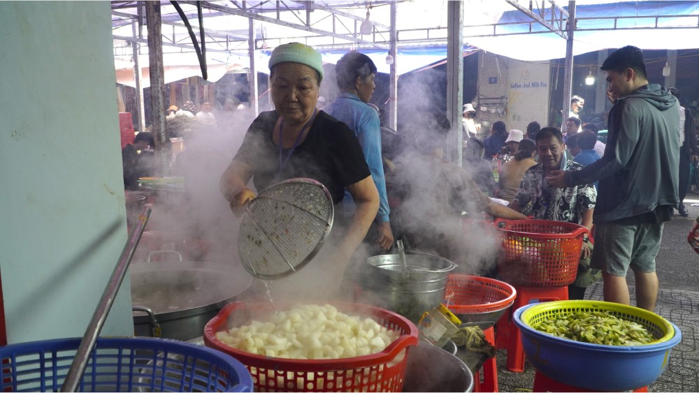 Miles de personas vienen a servir en el festival Nguyen Trung Truc. Foto: Nguyen Anh