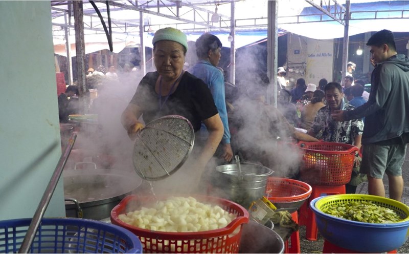 Thousands of people come to serve at the Nguyen Trung Truc festival. Photo: Nguyen Anh