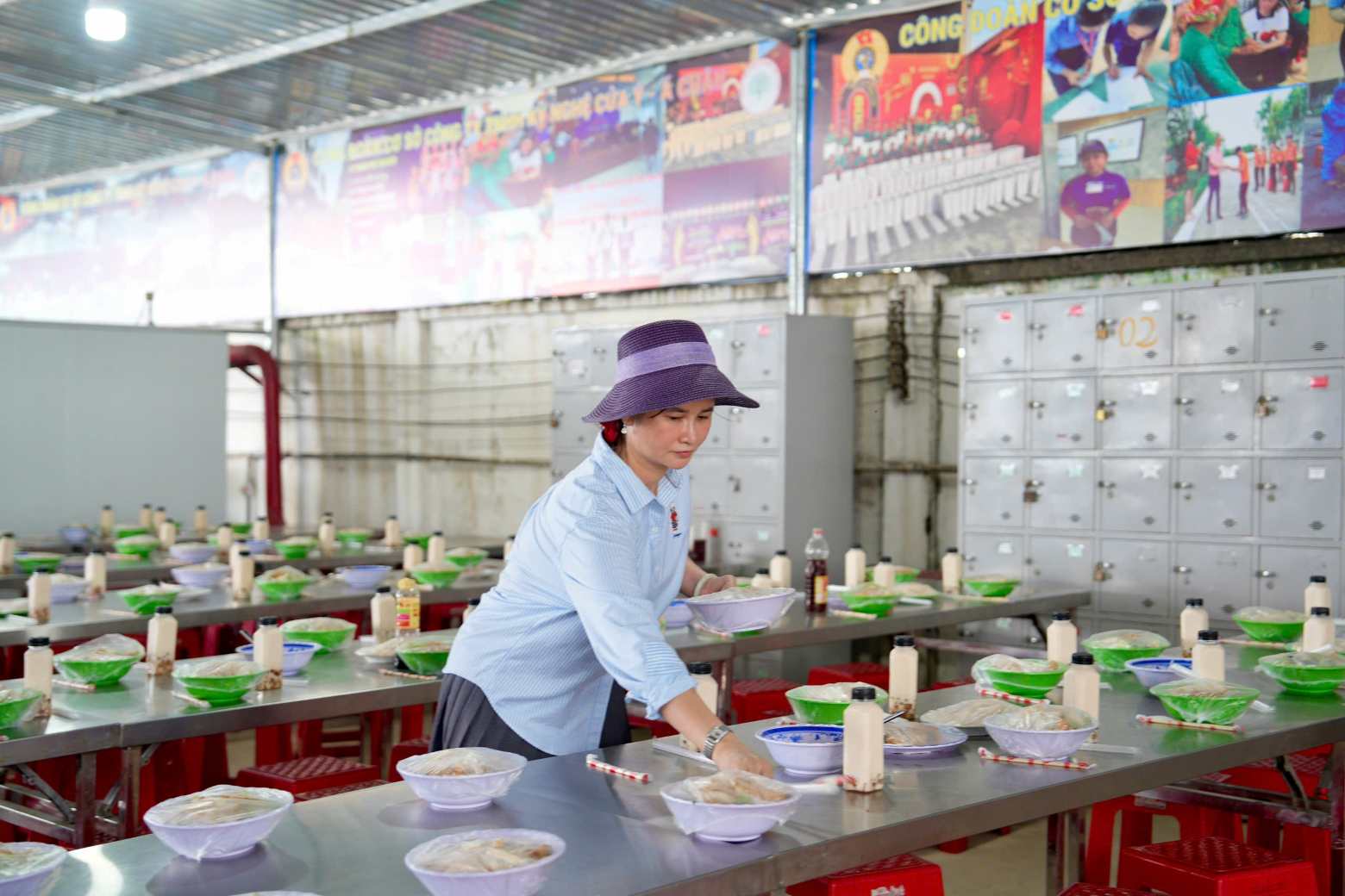 La presidente du CDCS est la chef cuisiniere des 'Repas syndicals'. Photo : Dinh Trong