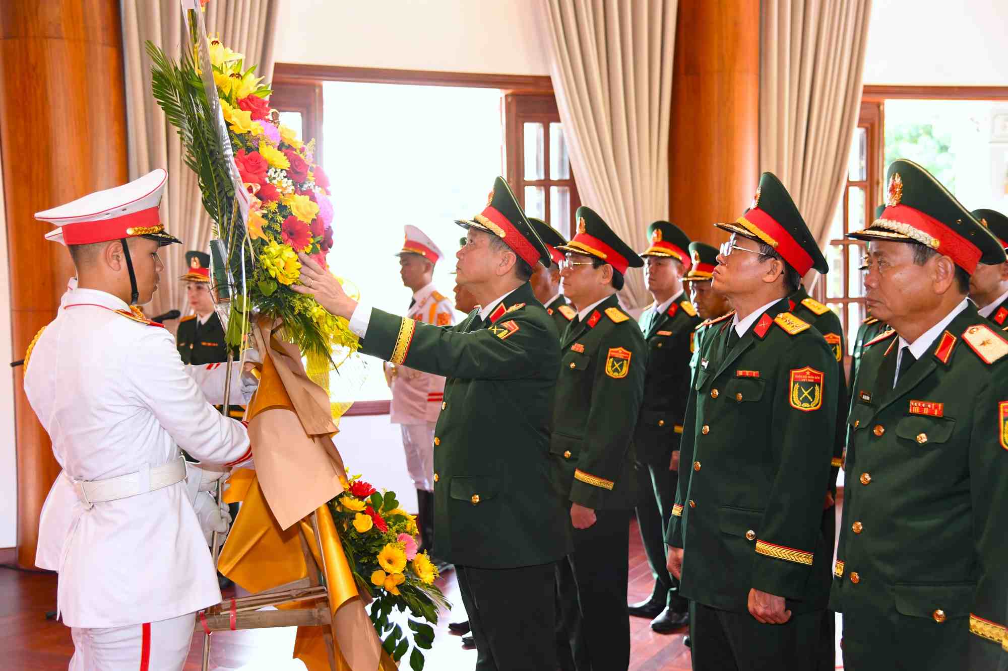 Delegates of Military Region 5 respectfully offered incense and laid wreaths to commemorate President Ho Chi Minh and General Vo Nguyen Giap. Photo: Van Vien