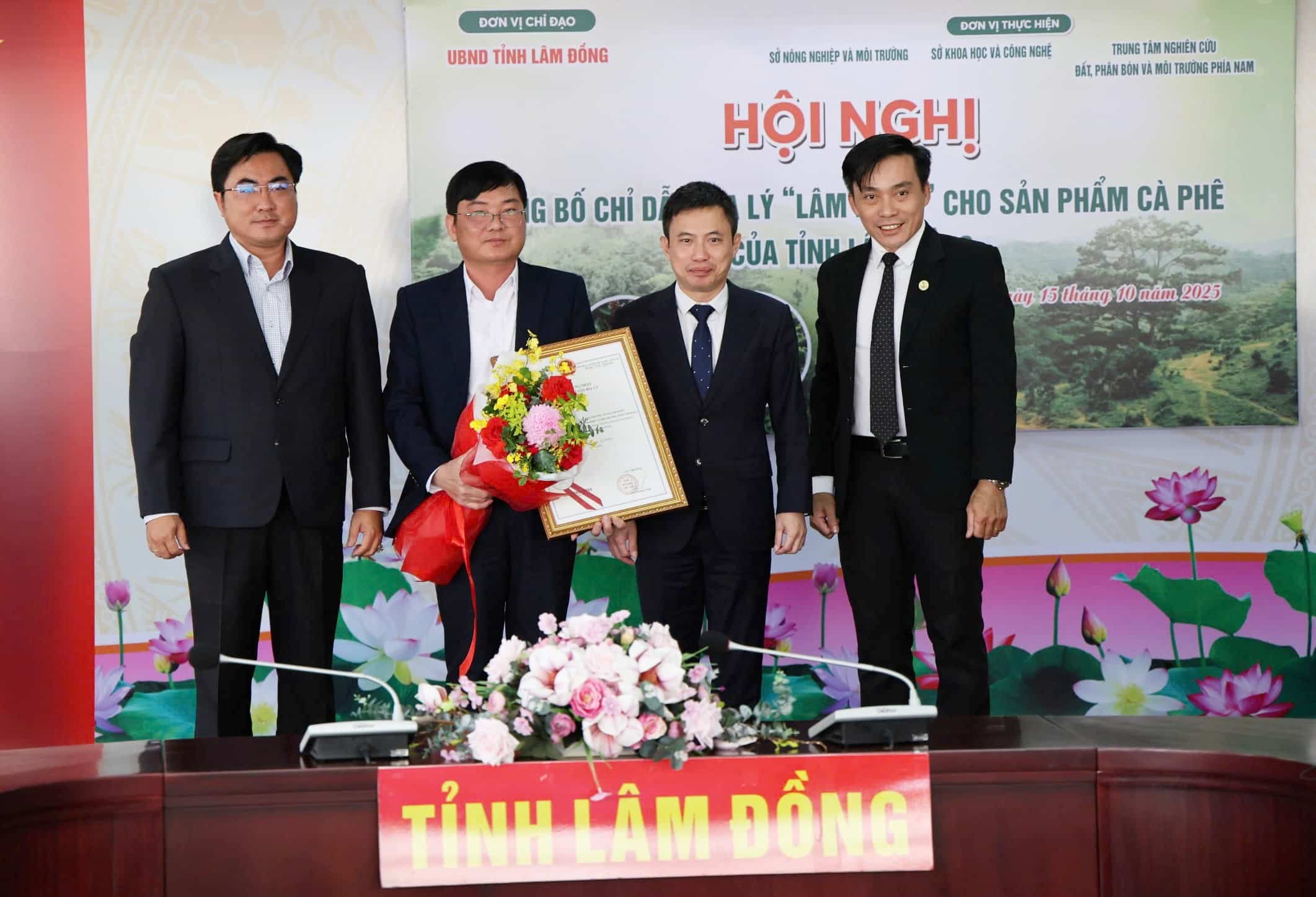 The competent authority granted the certificate of geographical location of "Lam Dong" to coffee products. Photo: Phuc Khanh