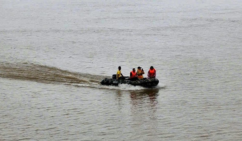 Rescue forces search for the missing father and son in the incident of a father hugging his two young children and jumping off Ben Thuy Bridge. Photo: Hai Duong