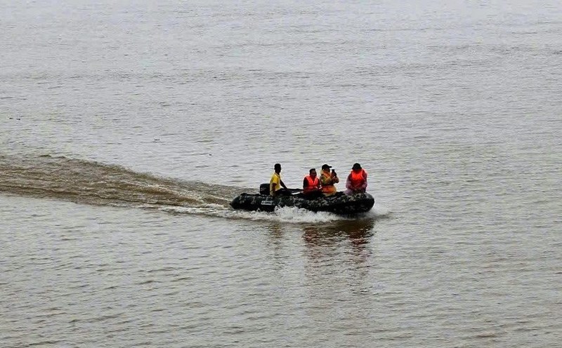 Rescue forces search for the missing father and son in the incident of a father hugging his two young children and jumping off Ben Thuy Bridge. Photo: Hai Duong