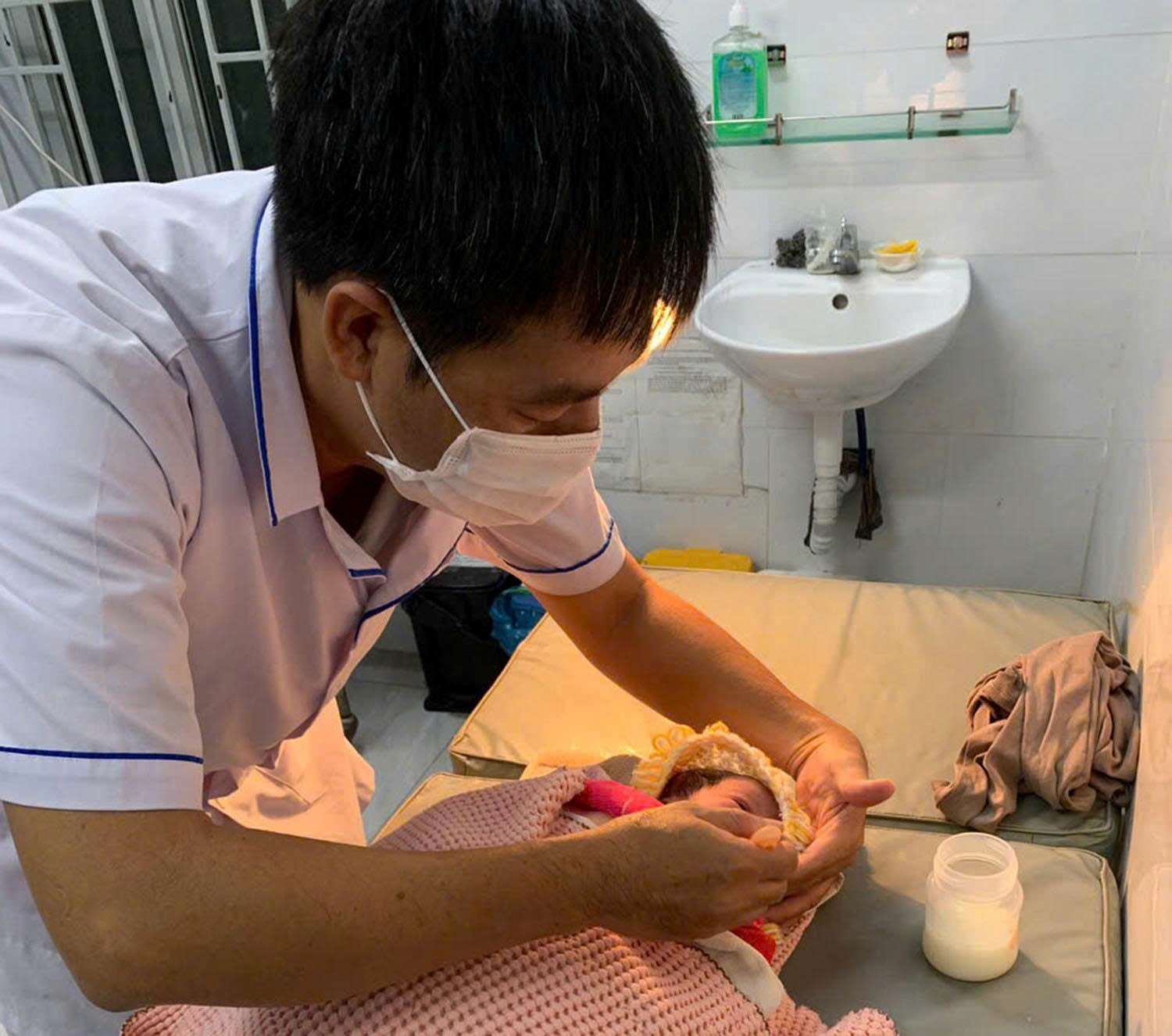 The abandoned newborn baby girl was discovered by locals and taken to a medical center for timely care. Photo: Khanh Hoa