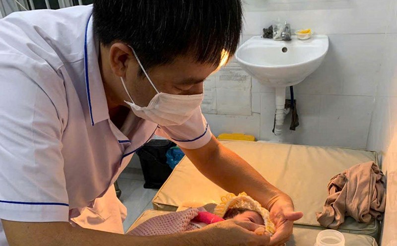 The abandoned newborn baby girl was discovered by locals and taken to a medical center for timely care. Photo: Khanh Hoa