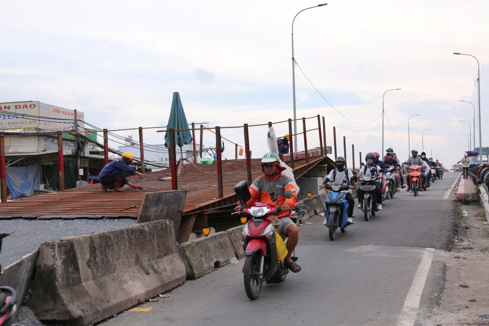 Hien chi co xe may luu thong qua cau Binh Phuoc 1. Anh: Anh Tu