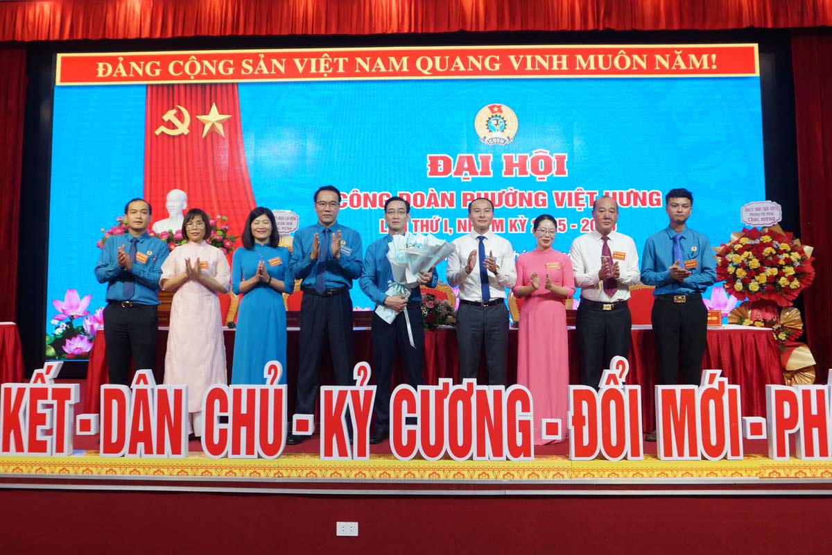 대표들이 2025-2030 임기 제1기 비엣흥 동 노동조합 집행위원회에 꽃다발을 전달하고 있습니다. 사진: 도안 흥