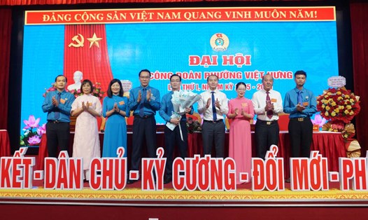 Các đại biểu tặng hoa chức mừng Ban Chấp hành Công đoàn phường Việt Hưng khóa 1, nhiệm kỳ 2025-2030. Ảnh: Đoàn Hưng