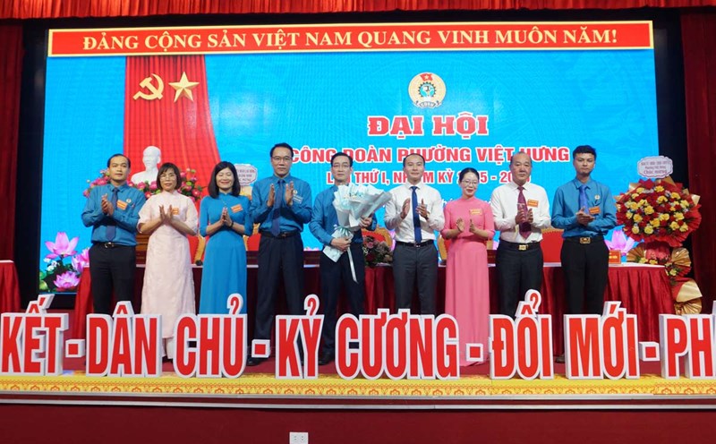 Delegates presented flowers to celebrate the Executive Committee of the Viet Hung Ward Trade Union, term 1, 2025-2030. Photo: Doan Hung