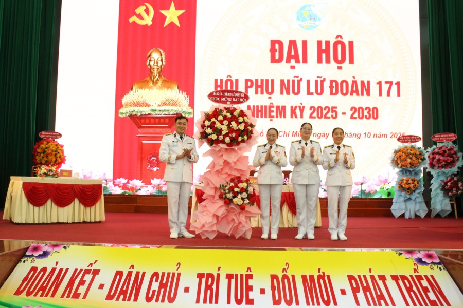 The Party Committee and Commanders of the Brigade presented flowers to congratulate the Congress of the Women's Union of Brigade 171. Photo: V2HQ