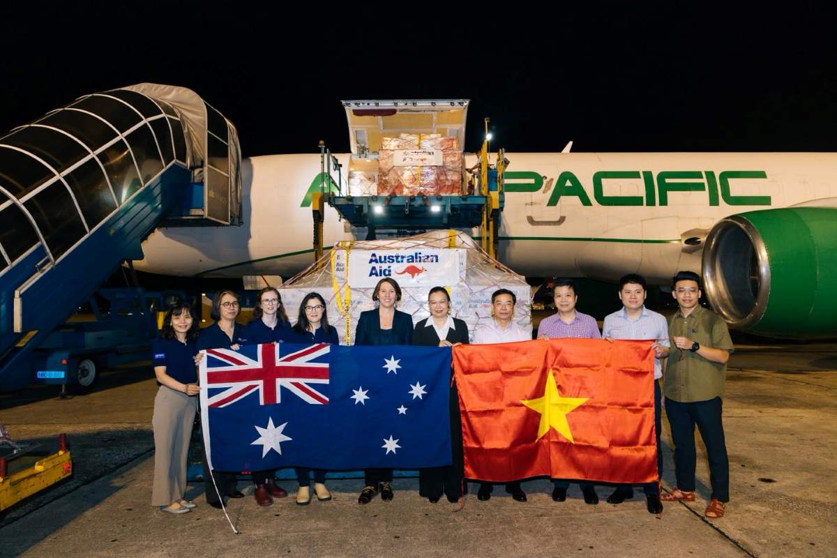 Le tiep nhan hang vien tro cua Chinh phu Australia tai san bay Noi Bai, toi 14.10. Anh: Dai su quan Australia