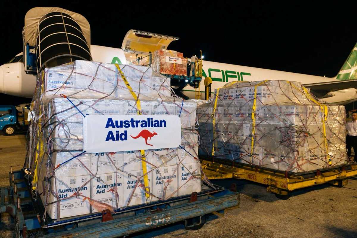 Hàng viện trợ khắc phục hậu quả bão lũ của Australia đến sân bay Nội Bài tối 14.10. Ảnh: Đại sứ quán Australia