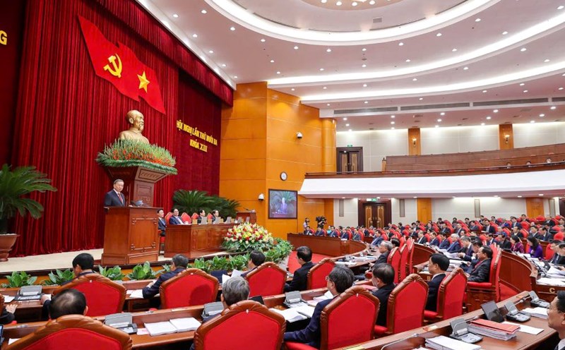 The draft Political Report includes an Appendix to the Summary of Party building work for the 13th Congress term and directions, tasks, and solutions for Party building work for the 14th Congress term. In the photo: 13th Central Conference XIII. Photo: Gia Han