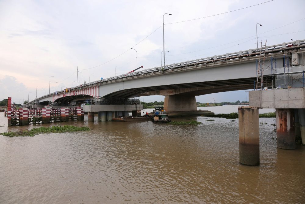 Binh Trieu 1橋の静止式昇降作業が完了するとすぐに、すべての機械がアップグレードの準備のためにBinh Phuoc 1橋を通過しました。写真:Anh Tu