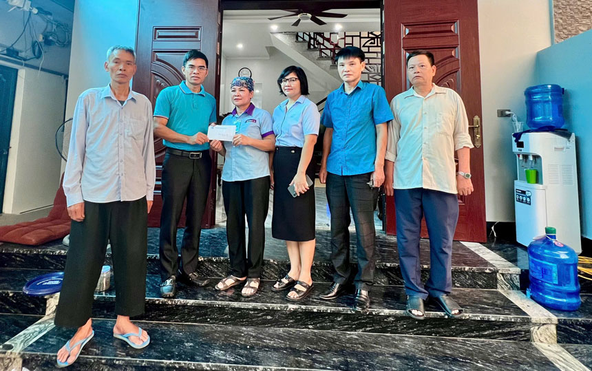 Trao ho tro xay nha Mai am Cong doan lan 2 den gia dinh chi Nguyen Thi Sen. Anh: Kim Dung