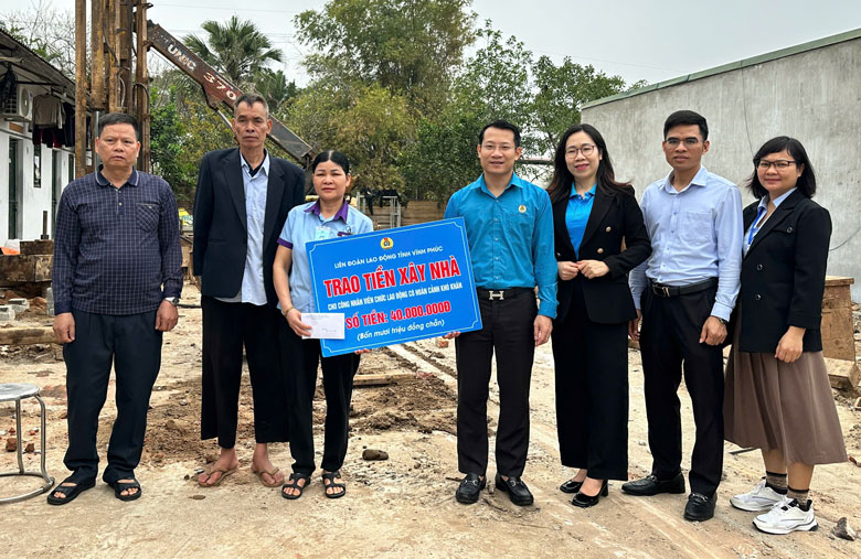 Trao ho tro xay nha Mai am Cong doan lan 1 den gia dinh chi Nguyen Thi Sen. Anh: Kim Dung