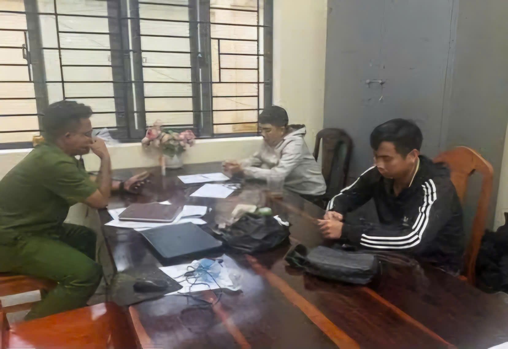 Cong and Vu were arrested by the police to investigate the act of dog theft that occurred in Lam Dong province. Photo: Provided by the police