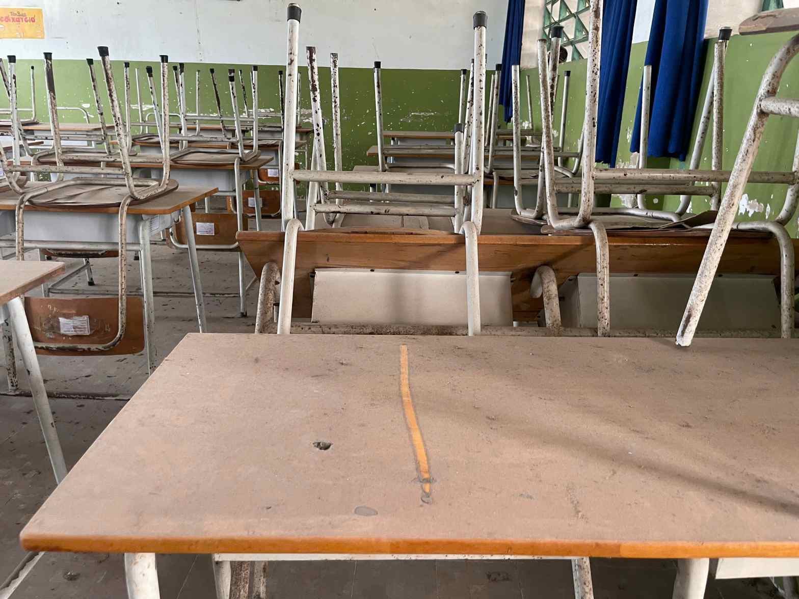 Lop bui tren ban ghe dang ngay mot day them. Anh: Dinh Trong