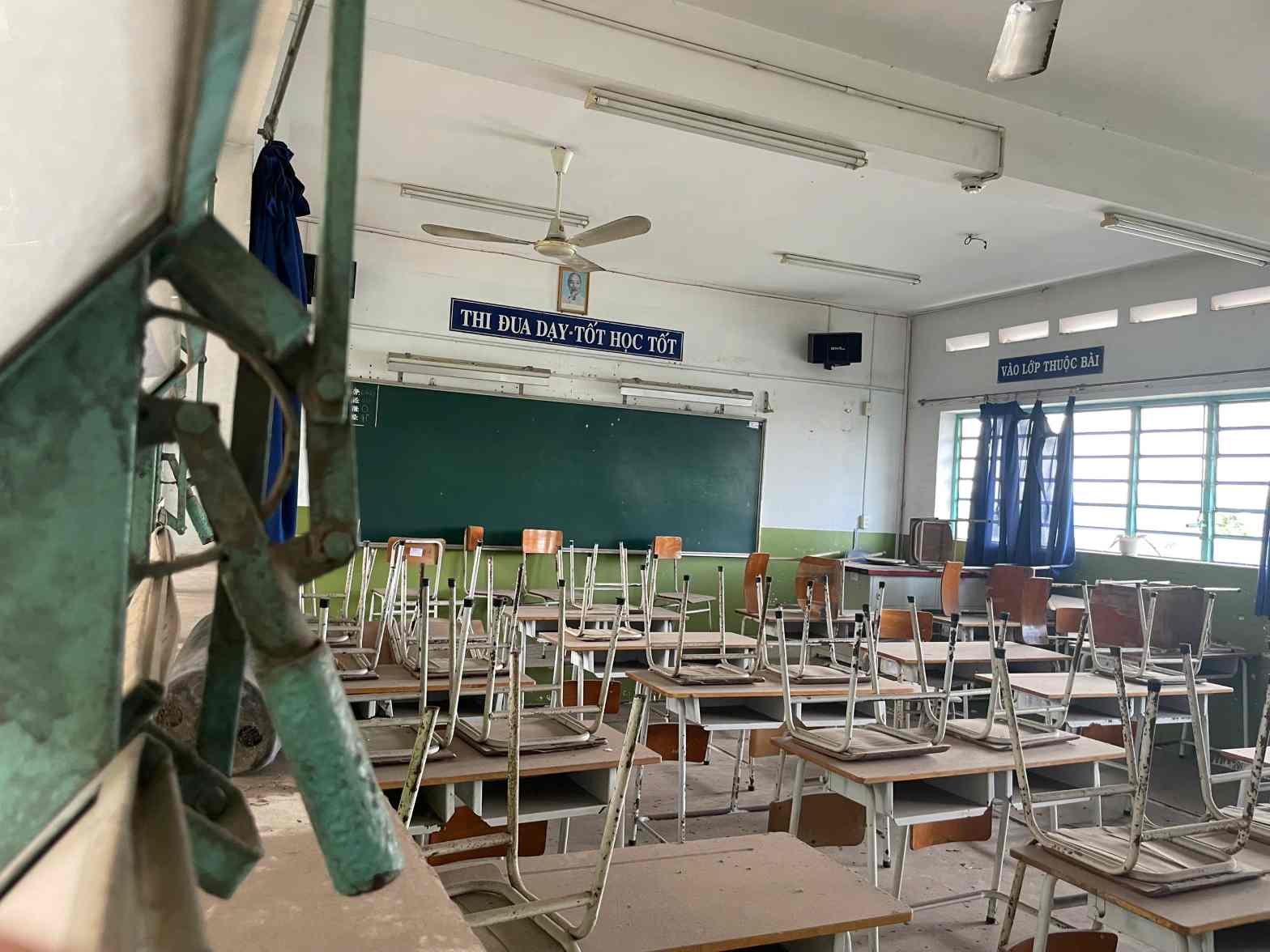 Ben trong ban ghe xep chong bo khong da lau. Anh: Dinh Trong