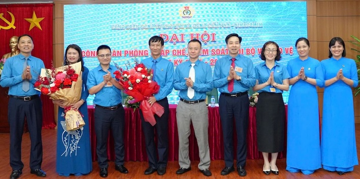 総会で選出された新任期の執行委員会を祝福。写真:CDTKV