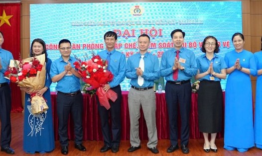 Chúc mừng Ban chấp hành khóa mới do Đại hội bầu ra. Ảnh: CĐTKV