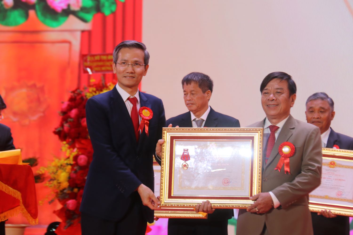 国家主席の委任を受けて、カオ・フイ内務次官は個人に労働勲章を授与しました。写真:Phuong Linh