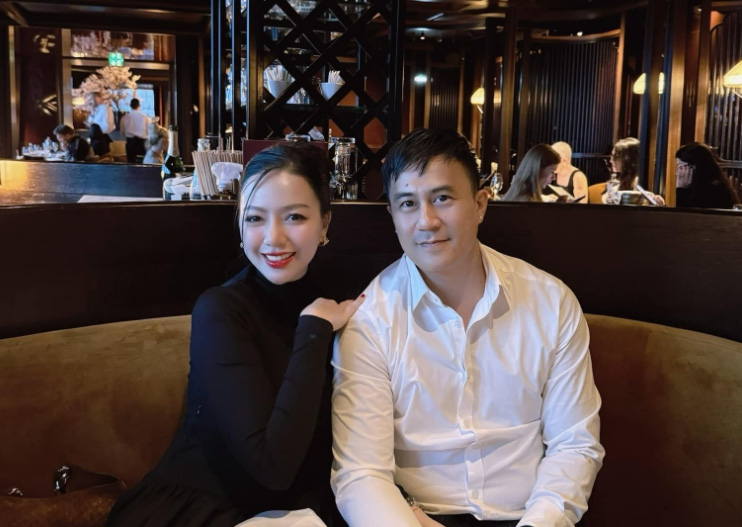 Bang Di ben ban trai. Anh: Nghe si cung cap