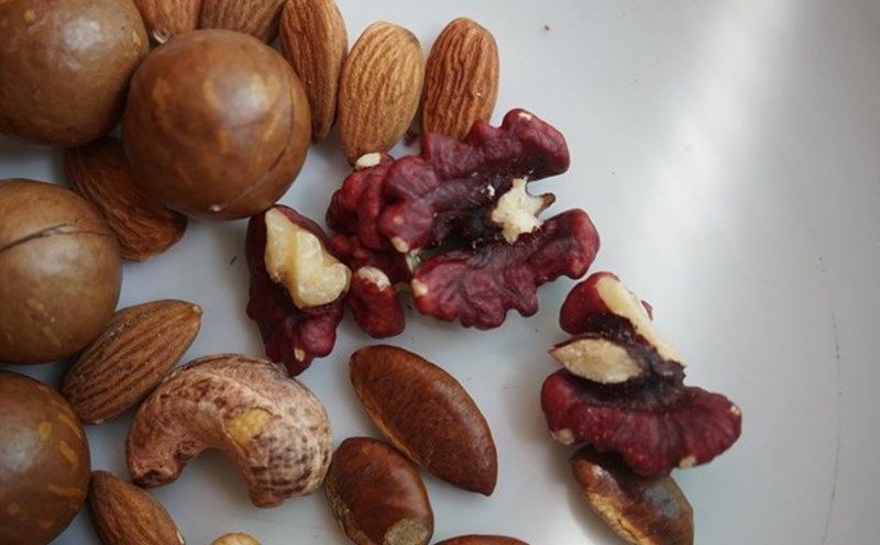 Adding nuts to your diet helps strengthen bones. Photo: Thanh Thanh