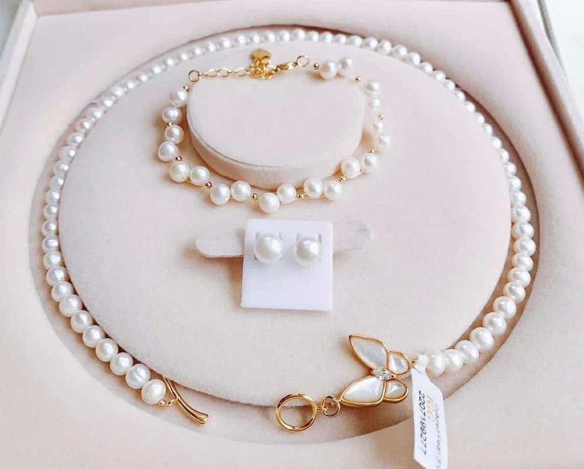 Jewelry is one of the meaningful gifts given to your girlfriend on October 20. Photo: Huong Lee