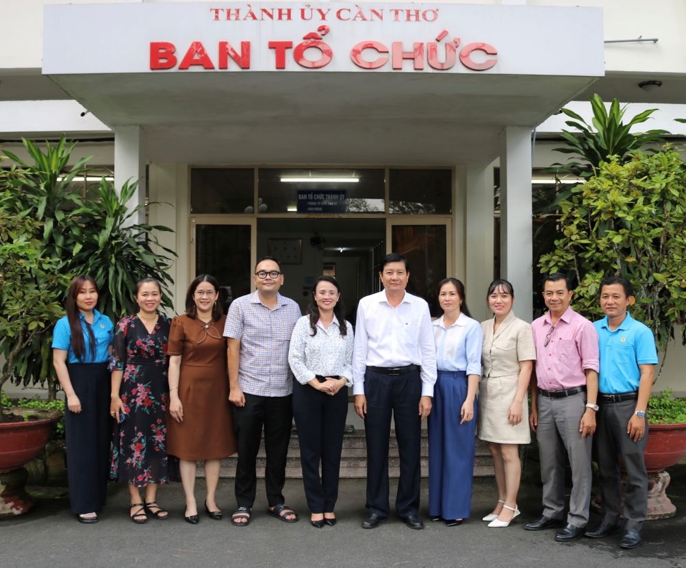 Doan cong tac cua LDLD TP Can Tho chuc mung Uy ban Kiem Tra va Ban To chuc Thanh uy Can Tho. Anh: Van Nhanh