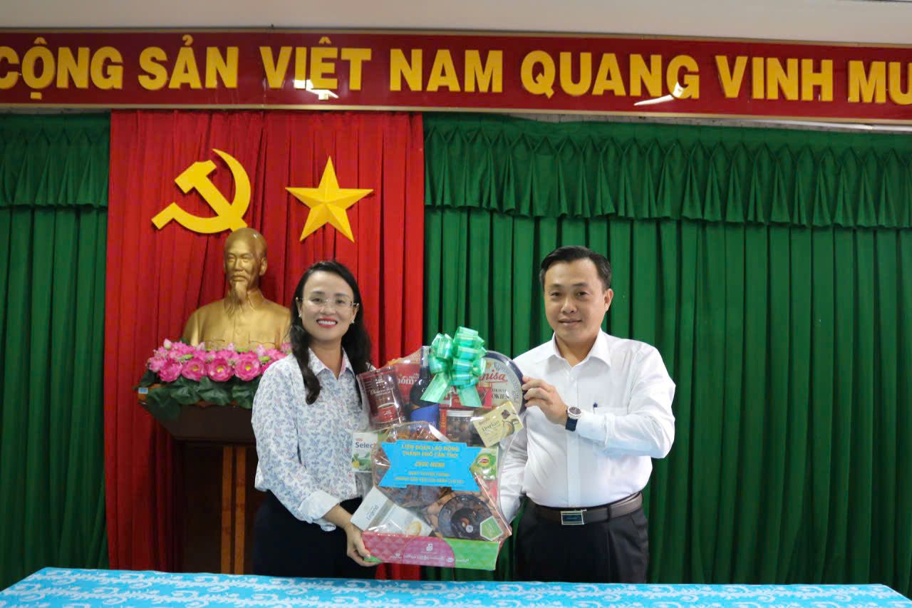 Ba Le Thi Suong Mai chuc mung Ban Tuyen giao va Dan van Thanh uy Can Tho. Anh: Van Nhanh