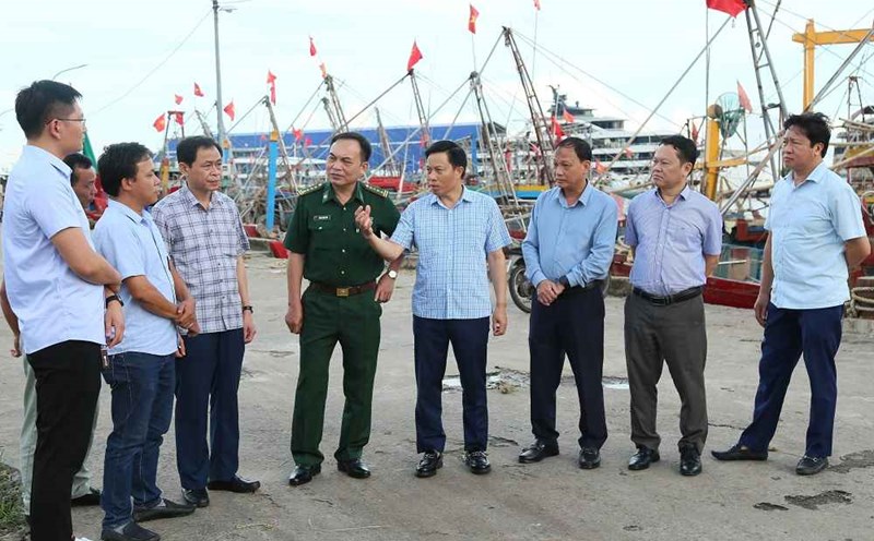 Vice Chairman of the Provincial People's Committee Lai Van Hoan and leaders of departments and branches inspect the area flowing into Tan Son fishing port, Thai Thuy commune. Photo: Hung Yen Provincial Portal