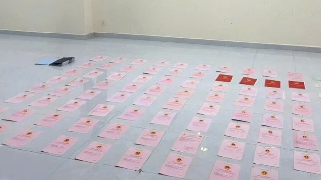 Thu giữ hàng chục sổ đỏ, tiền và ô tô trong vụ án Ngân 98 sản xuất hàng giả
