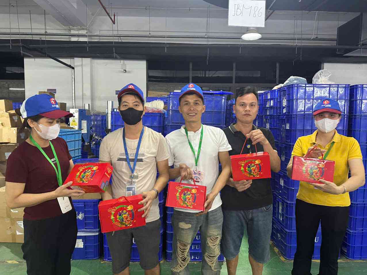 Les ouvriers de la societe TNHH Ky Thuat Hoat Hinh FirstUnion Viet Nam reçoivent des cadeaux de Noël offerts par le syndicat. Photo : Fournie par la societe